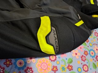 Chaqueta de moto MACNA negra y amarilla