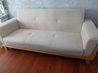 Sofá beige de tela y madera