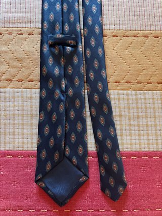 Corbata de seda azul marino con rombos