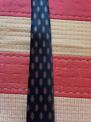 Corbata de seda azul marino con rombos