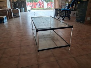 Mesa de centro de cristal y metal