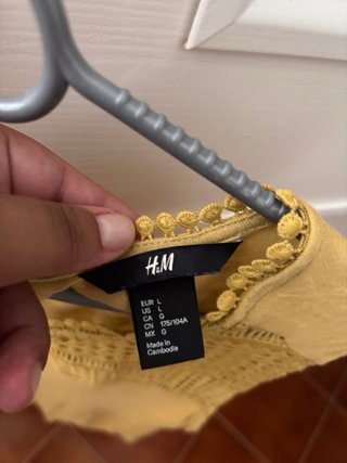 Top H&M giallo con dettagli crochet