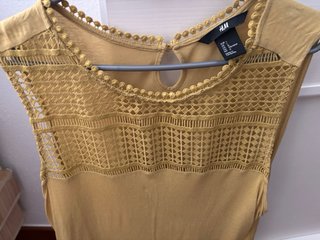 Top H&M giallo con dettagli crochet