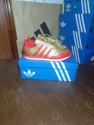 Zapatillas Adidas Galaxy OG Doradas y Rojas