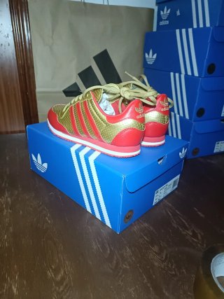 Zapatillas Adidas Galaxy OG Doradas y Rojas