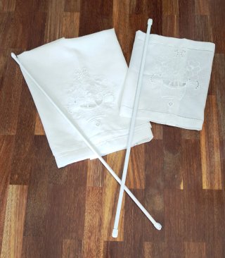 Cortina bordada 60x134 cm + 60x25 cm