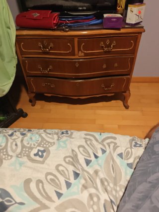 Cómoda retro de madera con detalles dorados