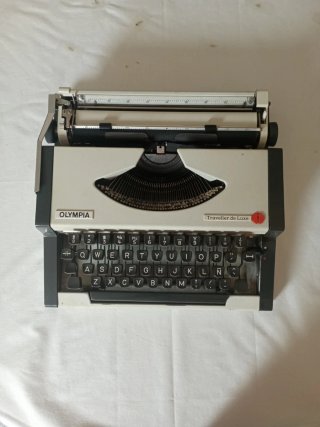 Máquina de escribir Olympia Traveller de Luxe