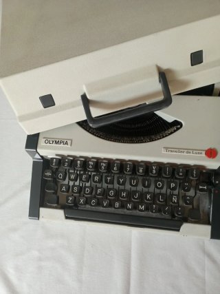 Máquina de escribir Olympia Traveller de Luxe