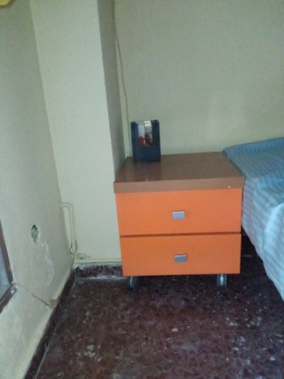 Muebles de dormitorio naranja y madera