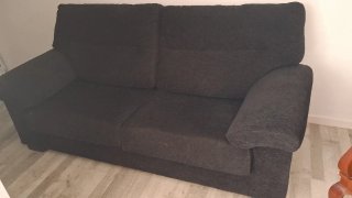 Sofá de tela gris oscuro