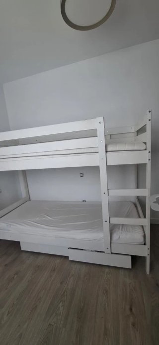 Cama litera de madera blanca
