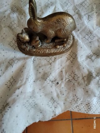 Figura de bronce de conejo con polluelos