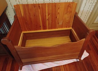Cuna artesanal de madera maciza