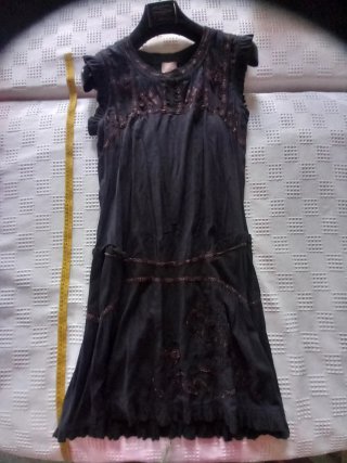 Vestido negro con detalles naranja