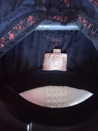Vestido negro con detalles naranja
