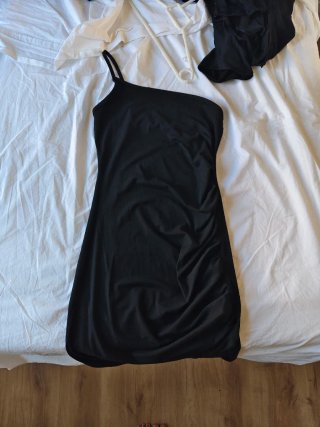Vestido negro asimétrico