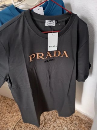 Camiseta Prada Negra Logo Dorado