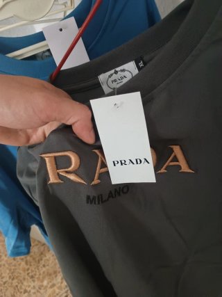 Camiseta Prada Negra Logo Dorado