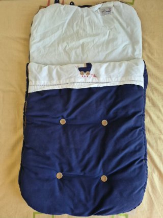 Saco azul para capazo de bebé. Marca Mayoral