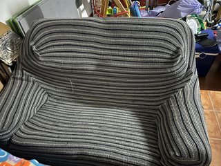 Sofá de tela a rayas