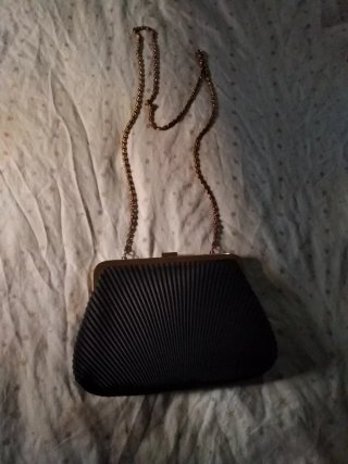 Bolso de fiesta negro con cadena dorada