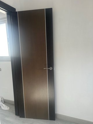 5 Puertas Madera Oscura con Diseño
