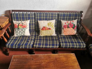 Sofá 3 plazas + 2 butacas vintage de madera.