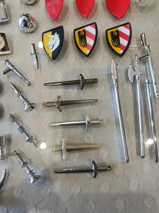 Lote medieval vintage: armas y accesorios