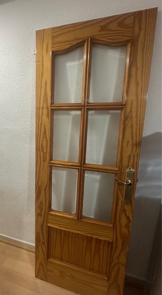 Puerta de madera con 6 paneles.