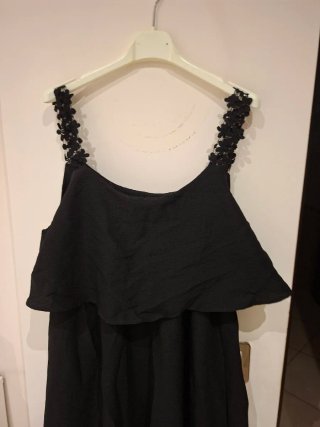 Vestito nero con dettagli floreali
