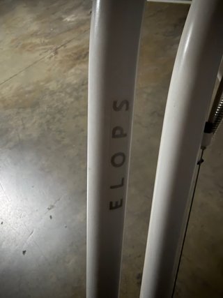 Bicicleta paseo mujer blanca con cesta marca elops