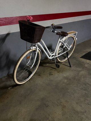 Bicicleta paseo mujer blanca con cesta marca elops
