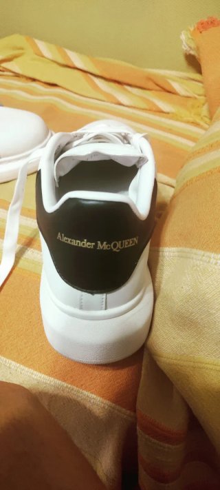 Zapatillas blancas y negras