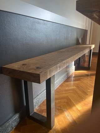 Banco de salón de madera recuperada y hierro negro