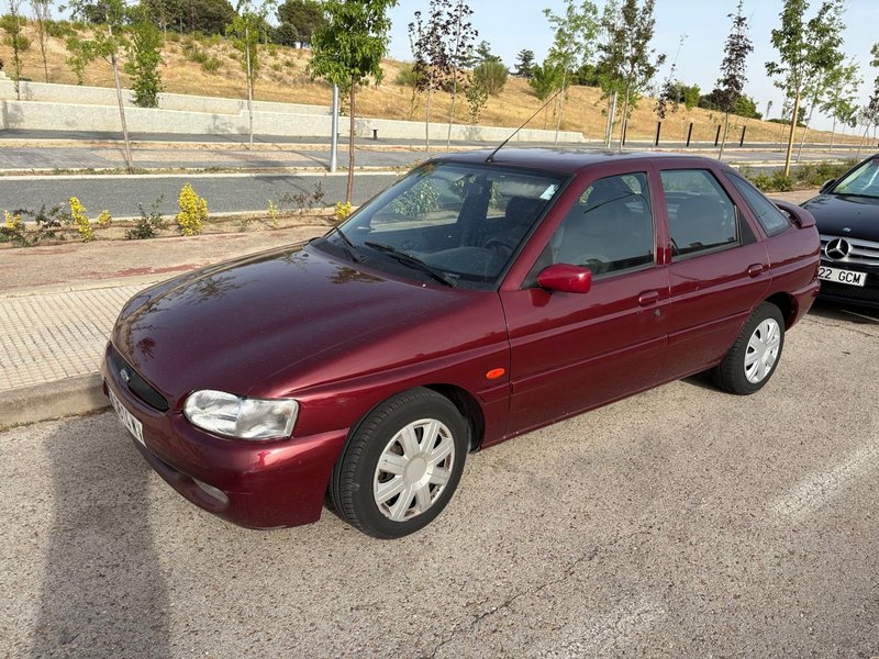 Ford Escort 1998 - foto 1