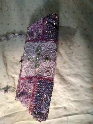 Bolso de mano morado y plateado