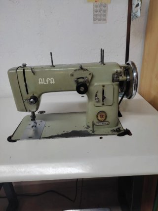Máquina de coser Alfa zig-zag con mesa