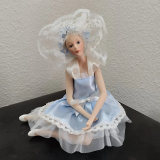 Figura de porcelana señorita vestido azul