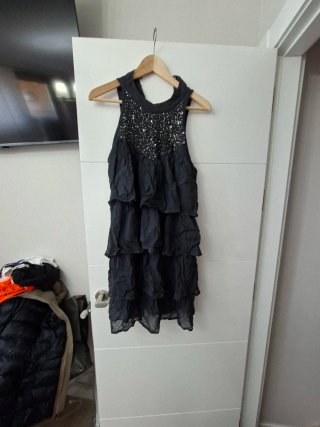 Vestido de fiesta con volantes y pedrería