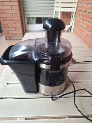 Licuadora negra y plateada