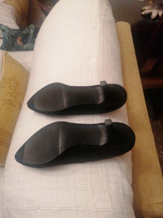 Zapatos de tacón negros con tachuelas
