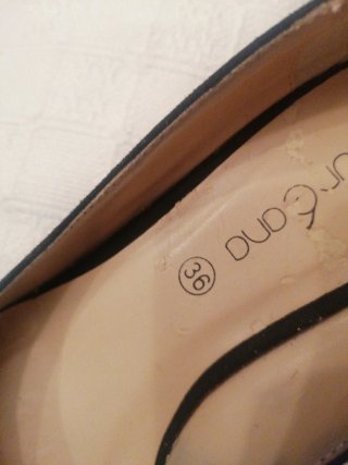 Zapatos de tacón negros con tachuelas