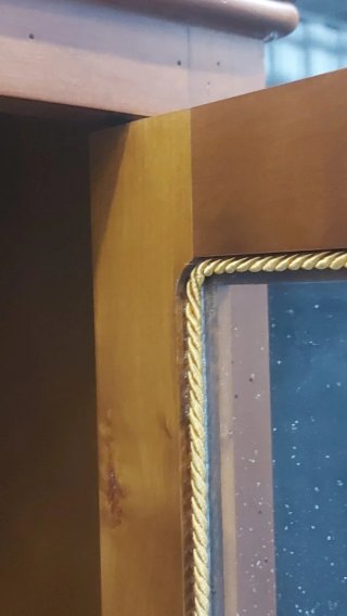 Vitrina de madera antigua con puertas de cristal