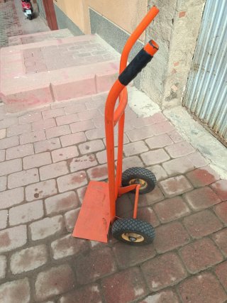 Carretilla naranja de carga