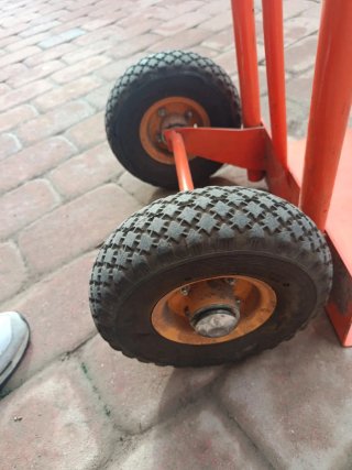 Carretilla naranja de carga
