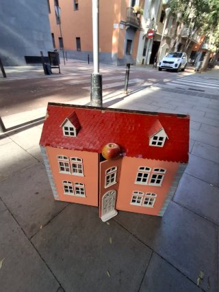 Casa d muñecas madera MEDIDAS 78CM. X 69CM. X 33cm