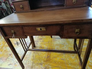 ANTIGUO TOCADOR O ESCRITORIO DE MADERA CON ESPEJO