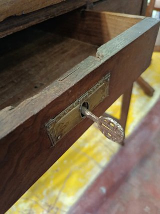 ANTIGUO TOCADOR O ESCRITORIO DE MADERA CON ESPEJO