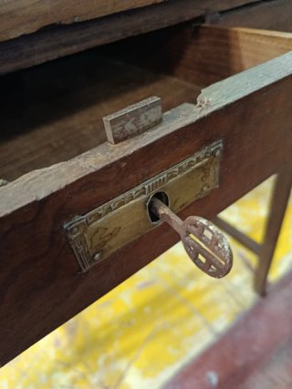 ANTIGUO TOCADOR O ESCRITORIO DE MADERA CON ESPEJO